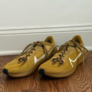 Men’s Nike Pegasus 40 Size 9 Athletic Shoes with Sleek Design